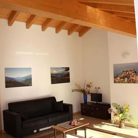 Le Azalee & Apartmán Vercana